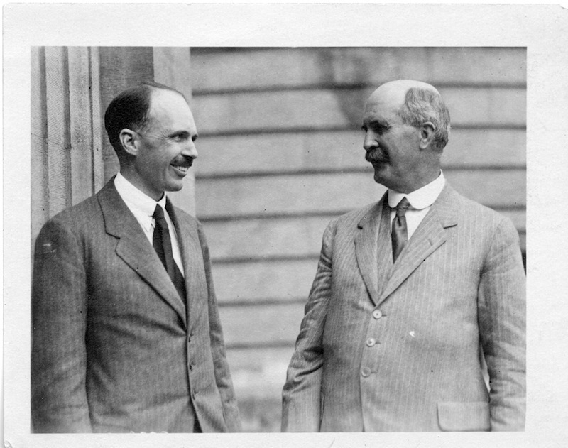 Una foto di William Lawrence Bragg insieme al padre William Henry Bragg.