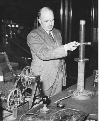 Una foto di William Lawrence Bragg al lavoro nel suo laboratorio.